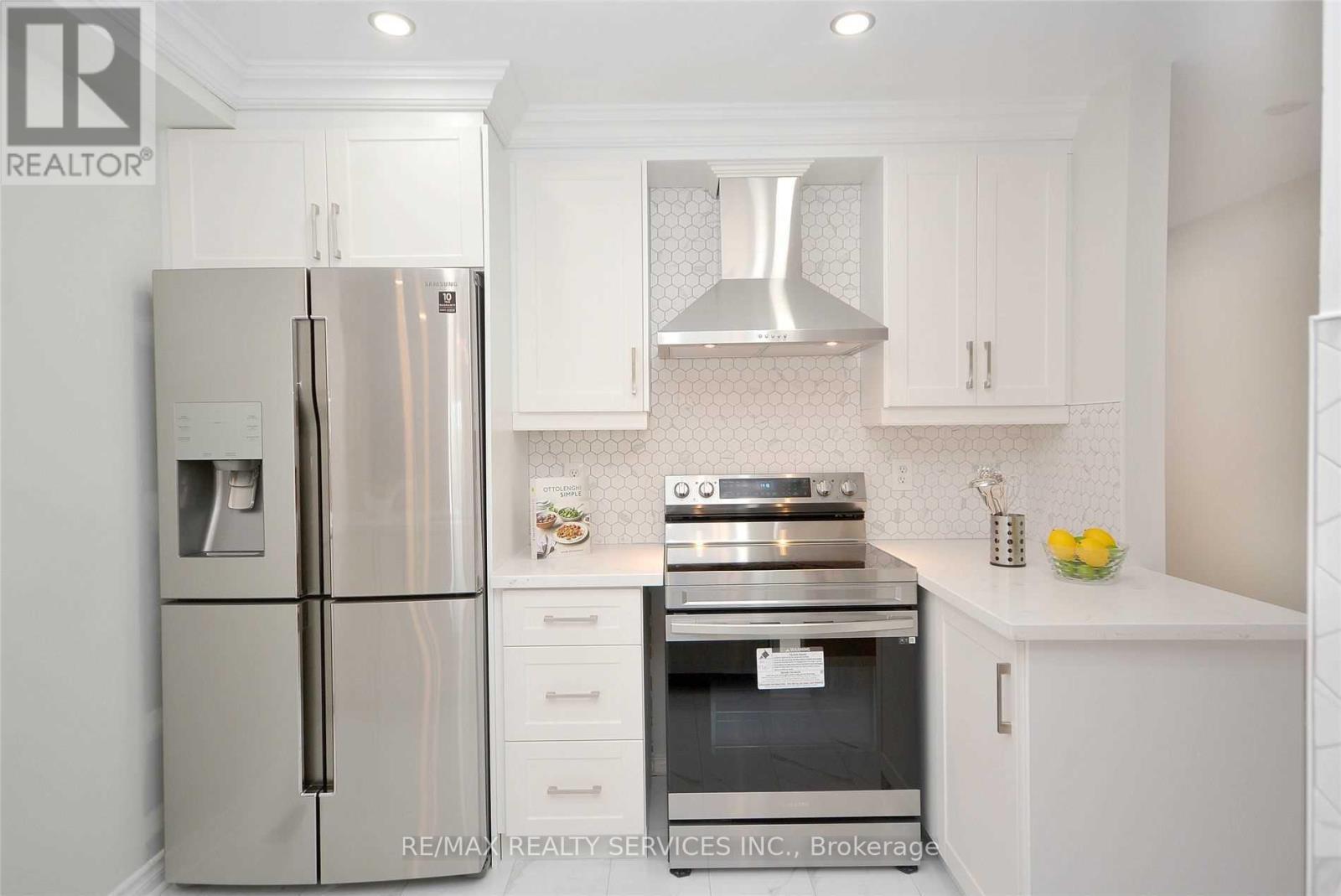 22 Berkindale Court, Brampton, Ontario  L6Y 5G1 - Photo 7 - W12526580