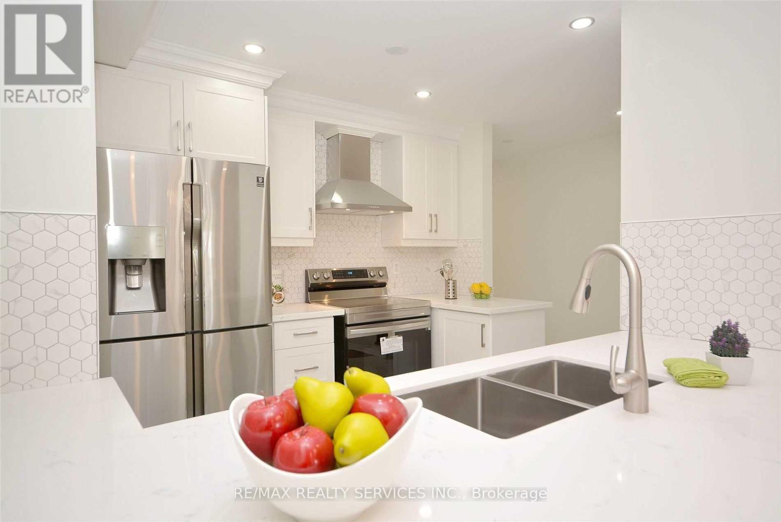 22 Berkindale Court, Brampton, Ontario  L6Y 5G1 - Photo 8 - W12526580