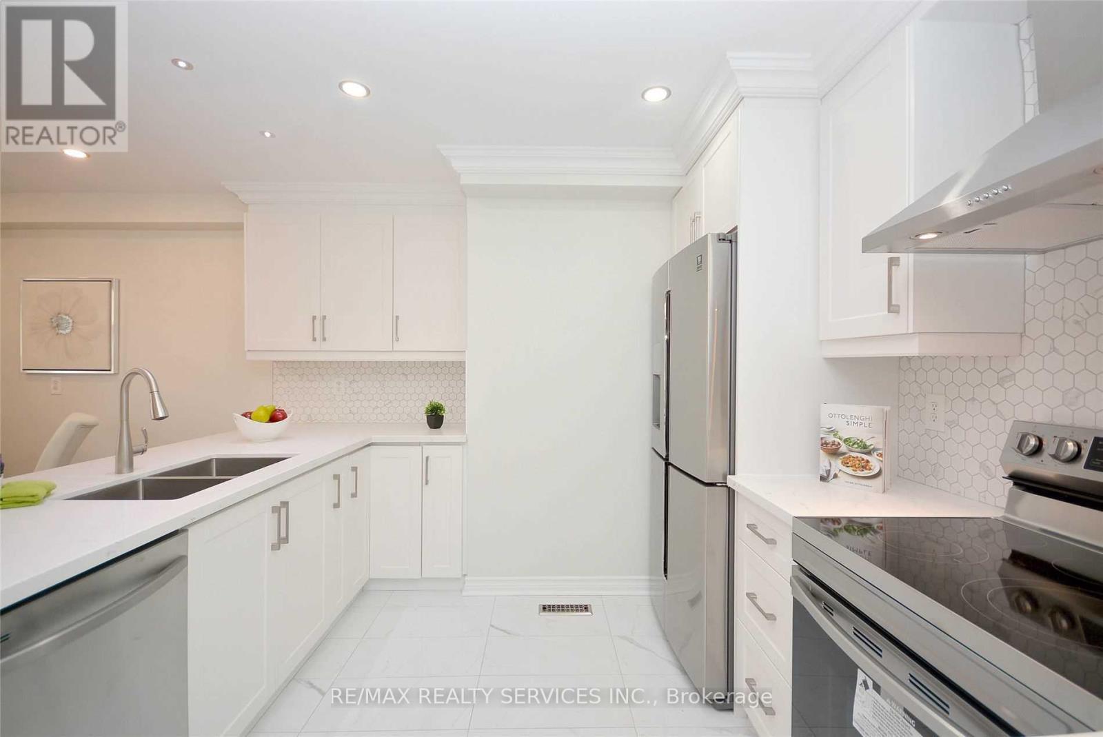 22 Berkindale Court, Brampton, Ontario  L6Y 5G1 - Photo 9 - W12526580