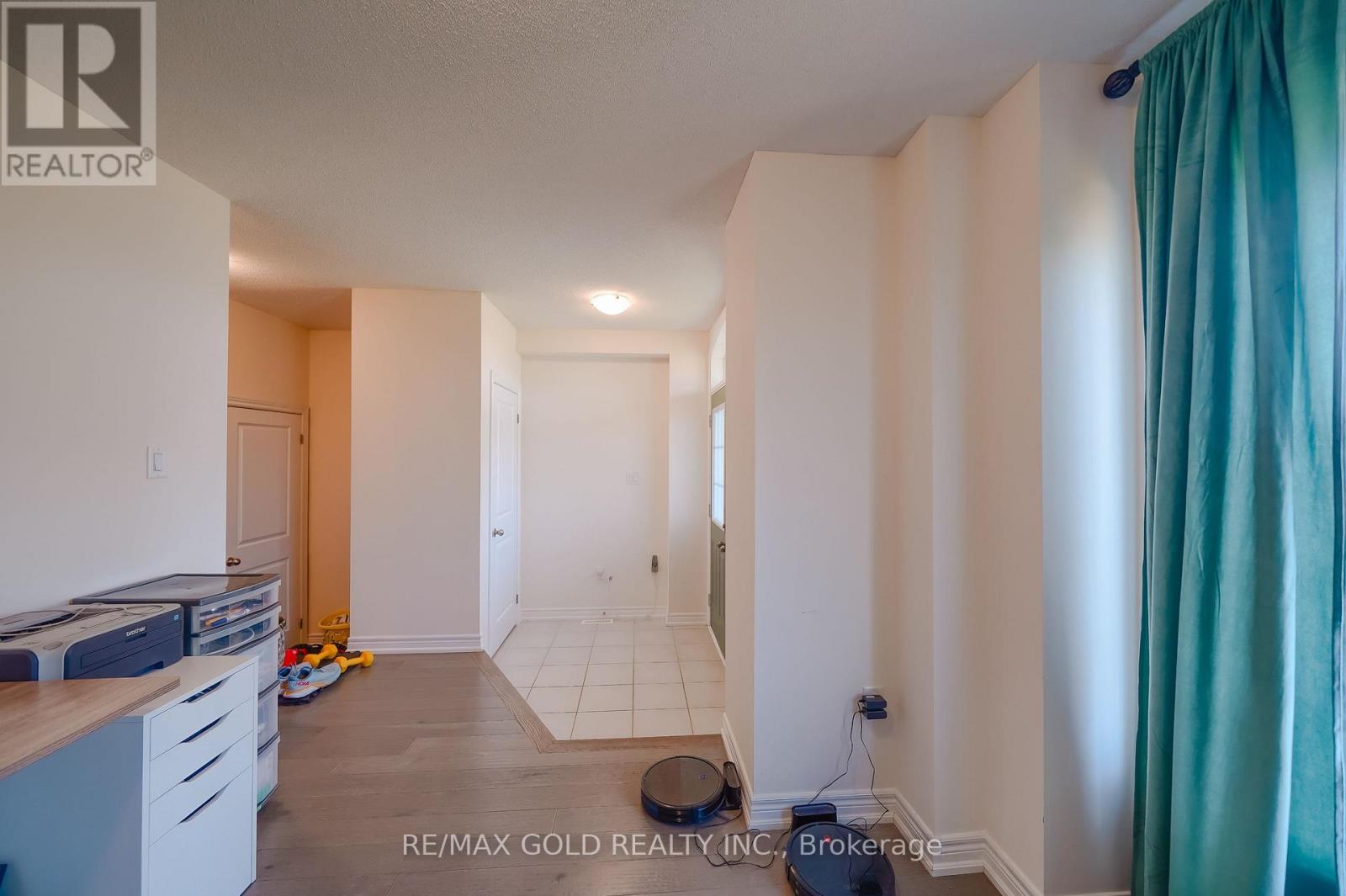 124 Fruitvale Circle, Brampton, Ontario  L7A 5C1 - Photo 4 - W12525810