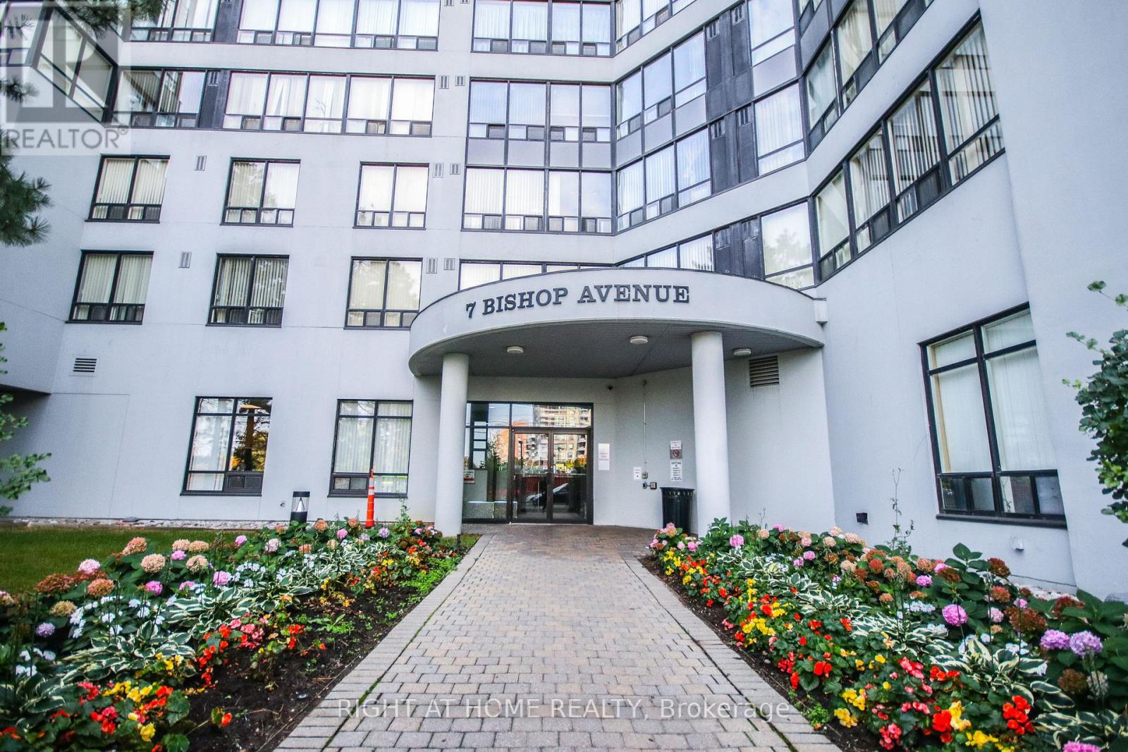 1610 - 7 Bishop Avenue, Toronto, Ontario  M2M 4J4 - Photo 3 - C12526636