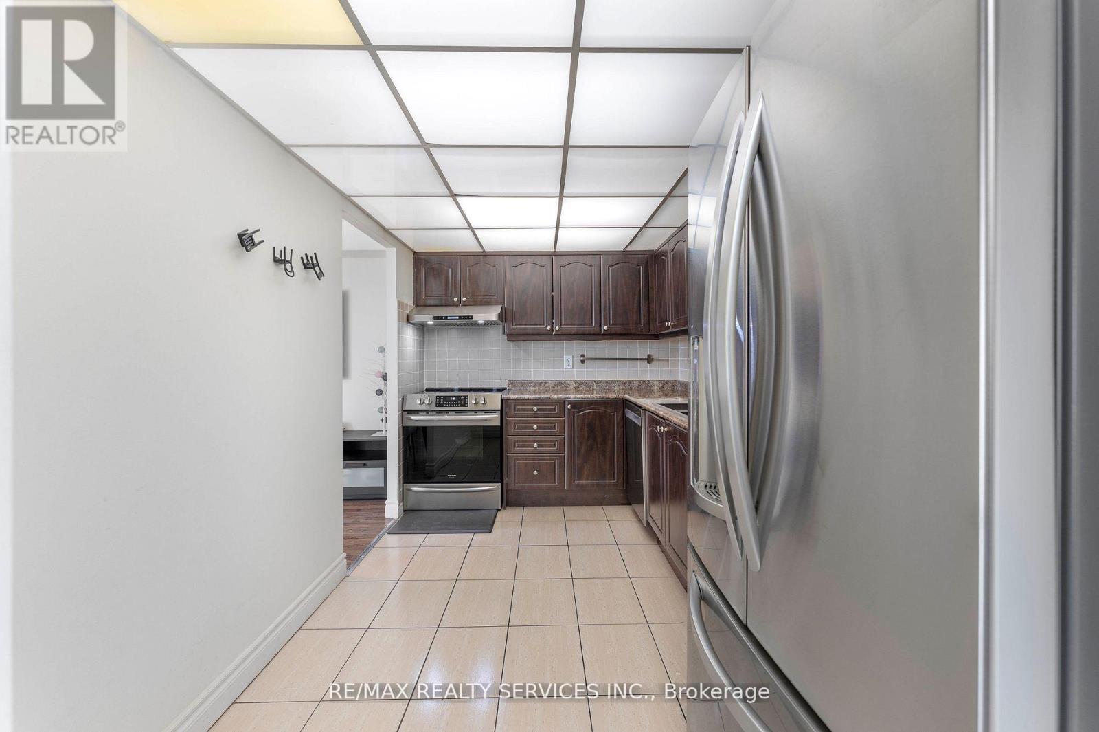 1202 - 145 Hillcrest Avenue, Mississauga, Ontario  L5B 3Z1 - Photo 10 - W12526618