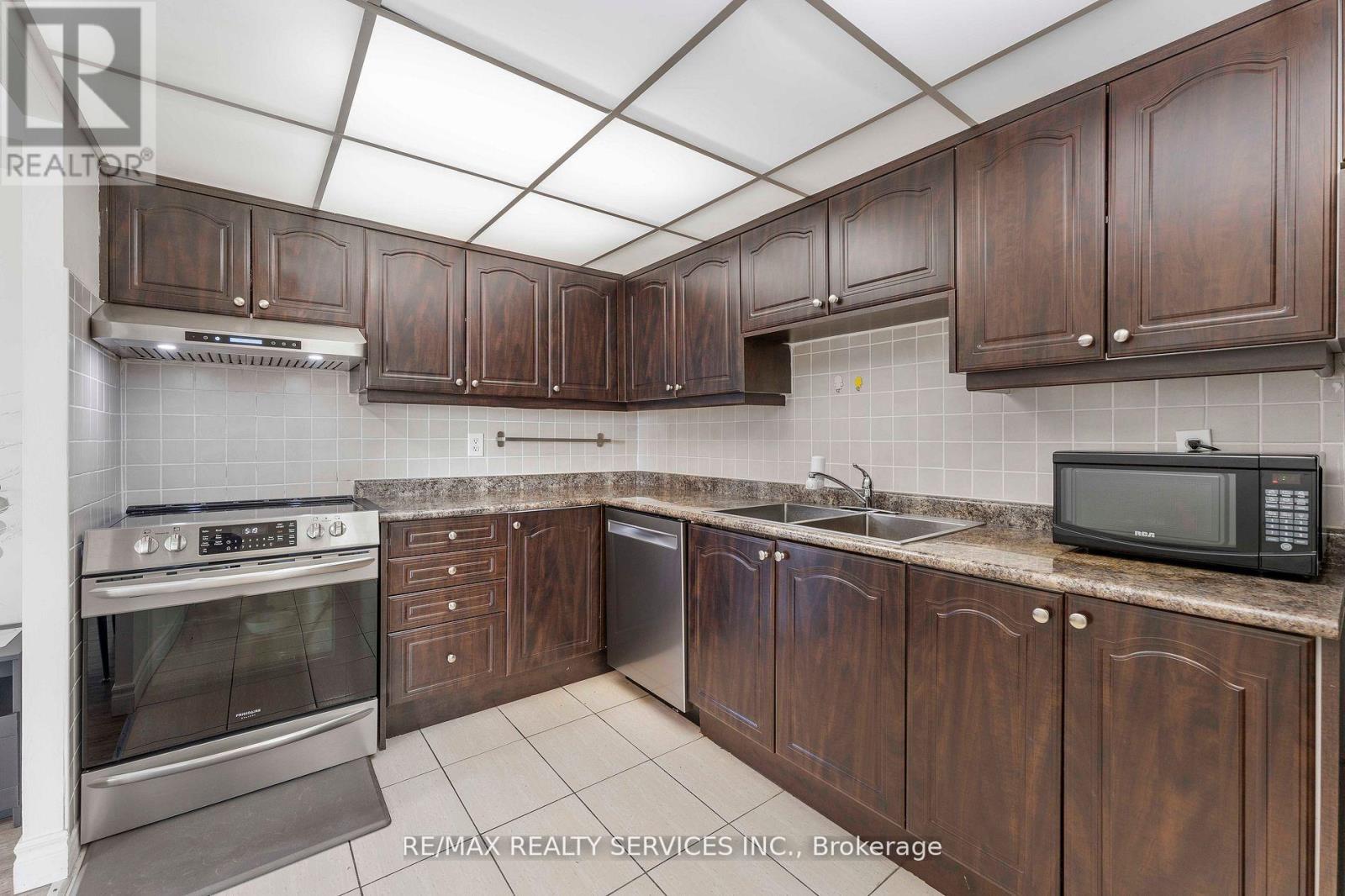 1202 - 145 Hillcrest Avenue, Mississauga, Ontario  L5B 3Z1 - Photo 14 - W12526618