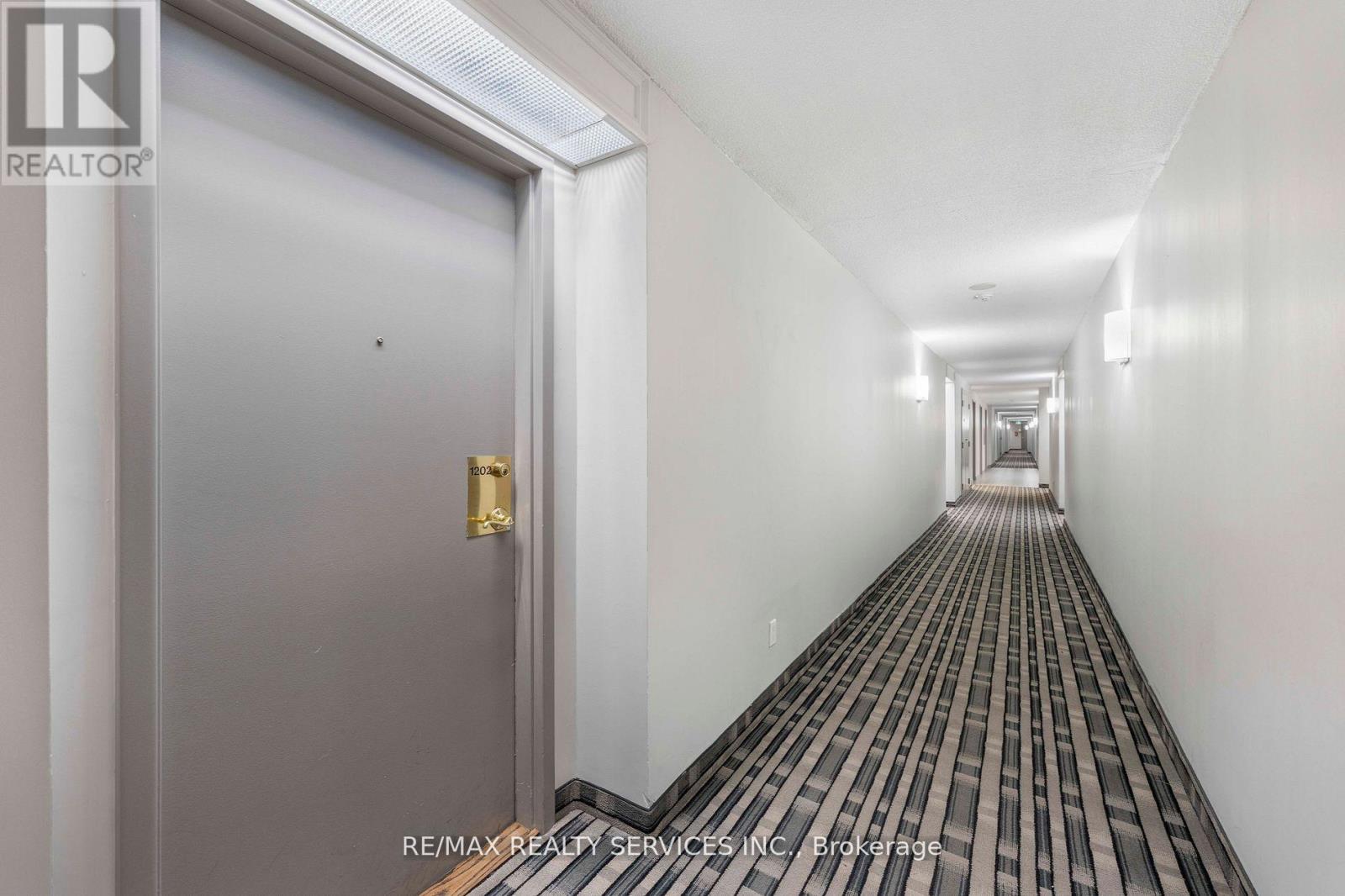 1202 - 145 Hillcrest Avenue, Mississauga, Ontario  L5B 3Z1 - Photo 8 - W12526618