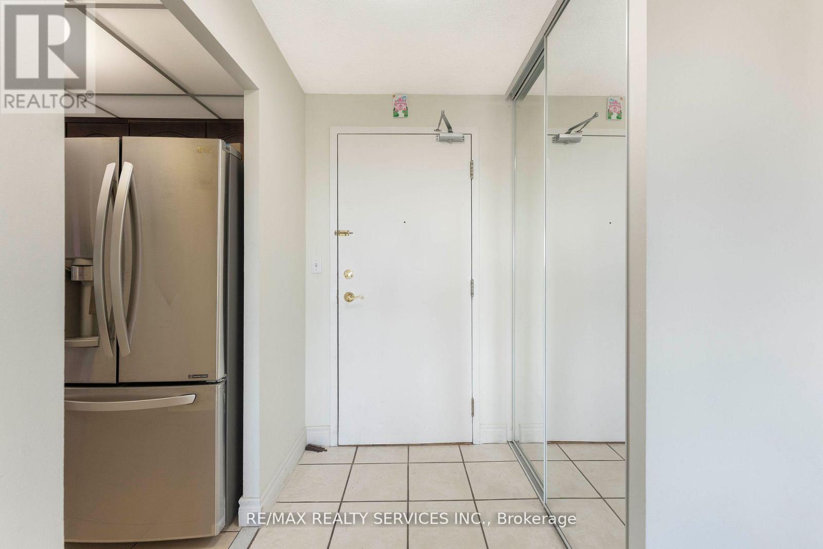 1202 - 145 Hillcrest Avenue, Mississauga, Ontario  L5B 3Z1 - Photo 9 - W12526618