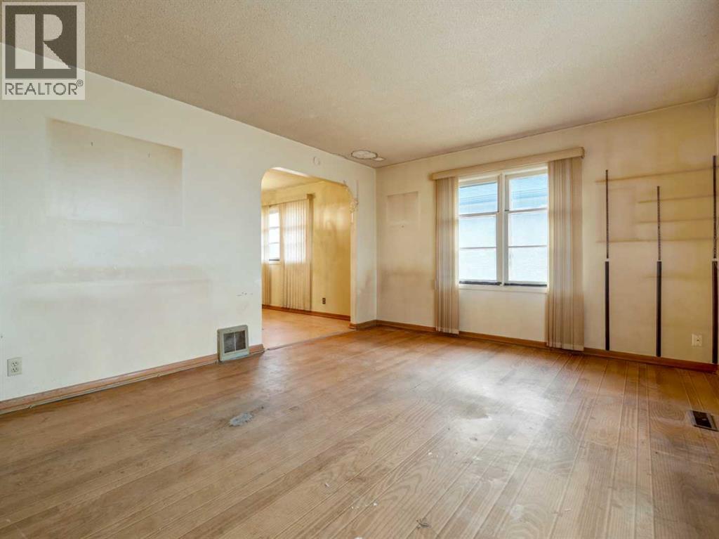 609 Stafford Drive, Lethbridge, Alberta  T2X 1W5 - Photo 4 - A2268639