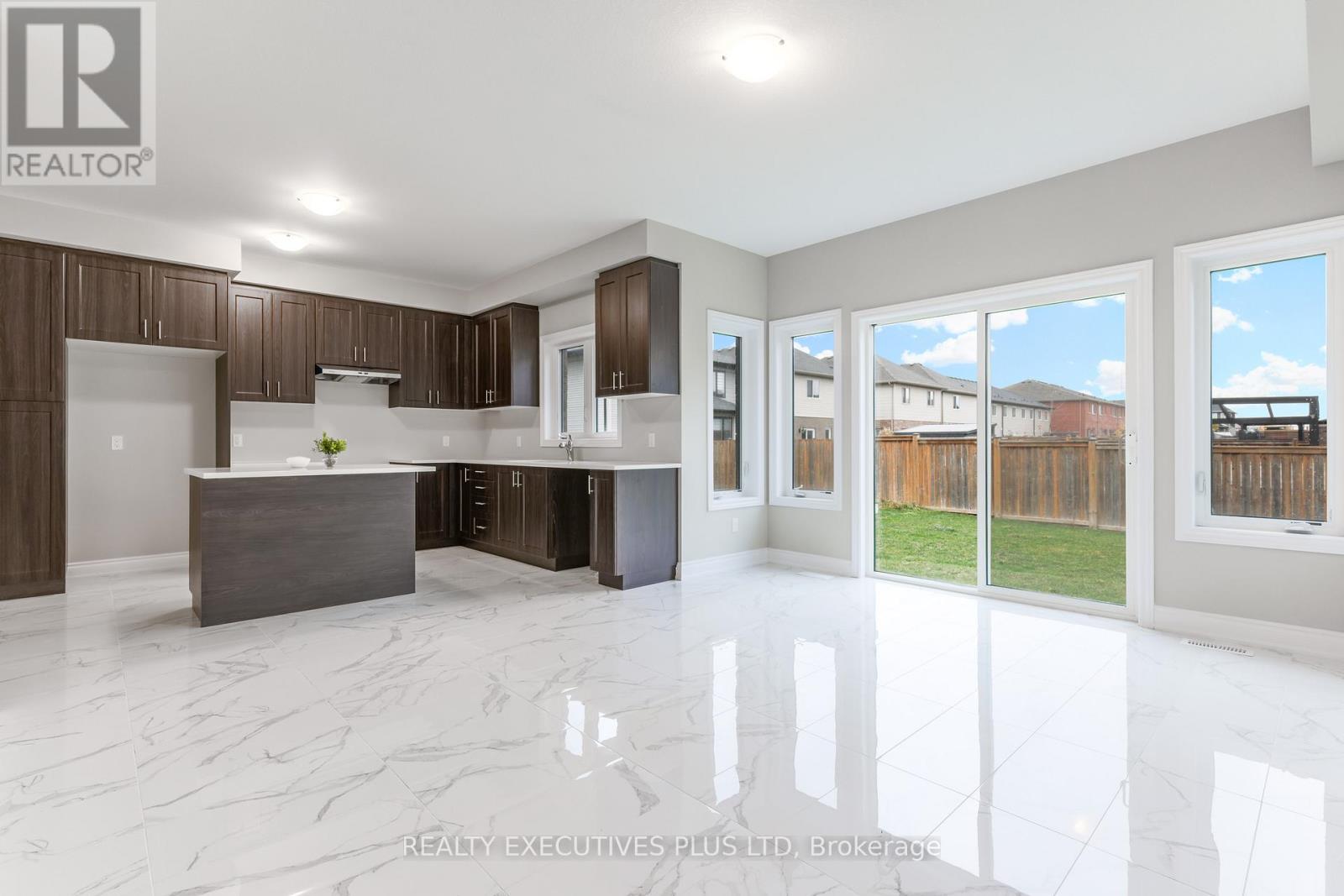 15 Venture Way, Thorold, Ontario  L2V 0G9 - Photo 10 - X12526646