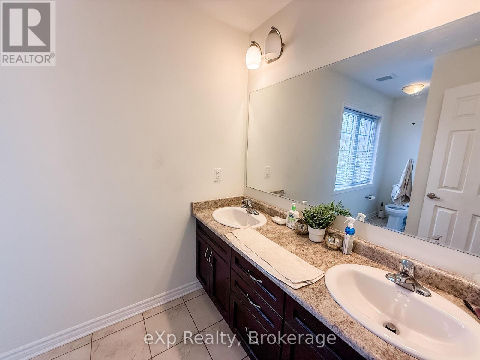 296 Murlock Heights, Milton, Ontario L9E 1C2 - Photo 10 - W12526666