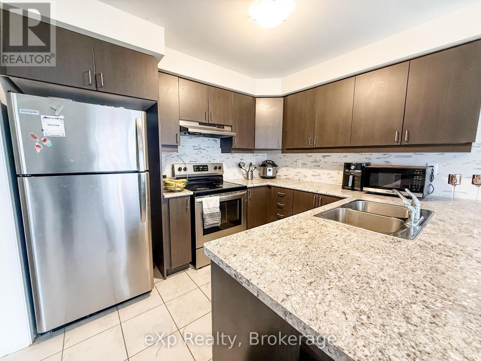 296 Murlock Heights, Milton, Ontario L9E 1C2 - Photo 2 - W12526666