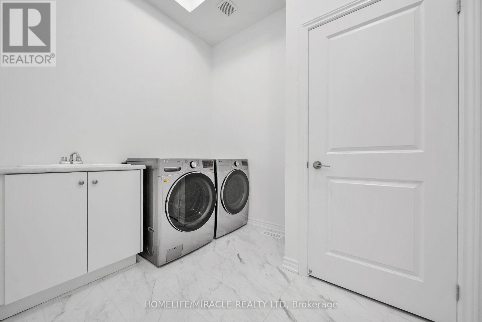 1536 Buttercup Court, Milton, Ontario L9E 2G3 - Photo 20 - W12523242