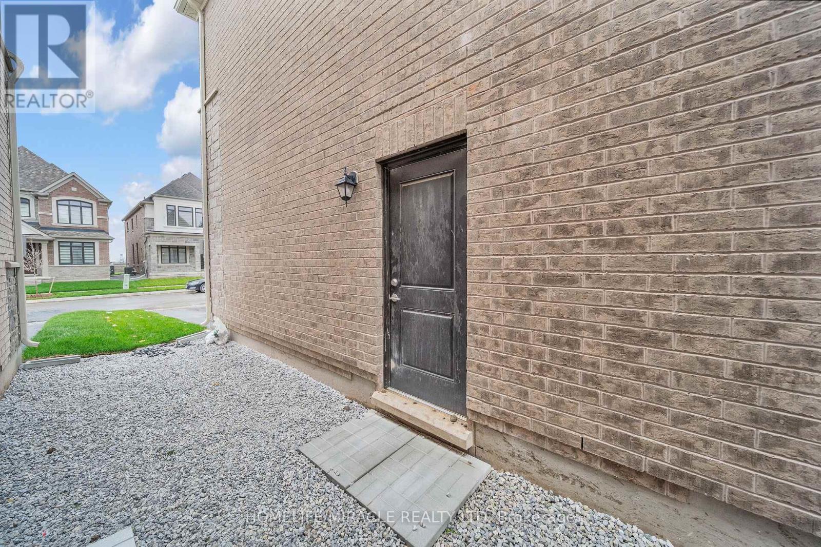 1536 Buttercup Court, Milton, Ontario L9E 2G3 - Photo 39 - W12523242