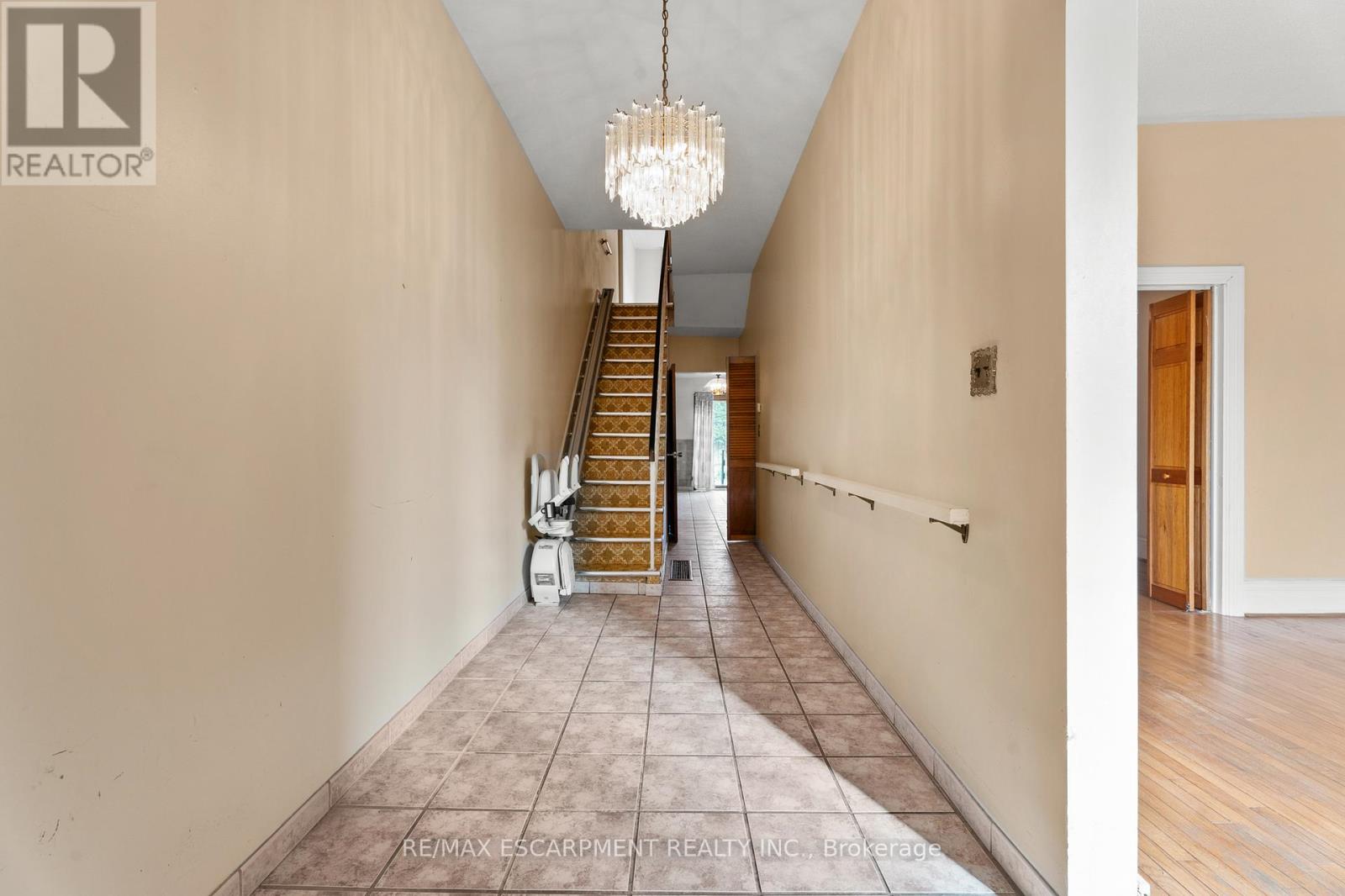 241 Robert Street, Hamilton, Ontario L8L 2R3 - Photo 5 - X12498698