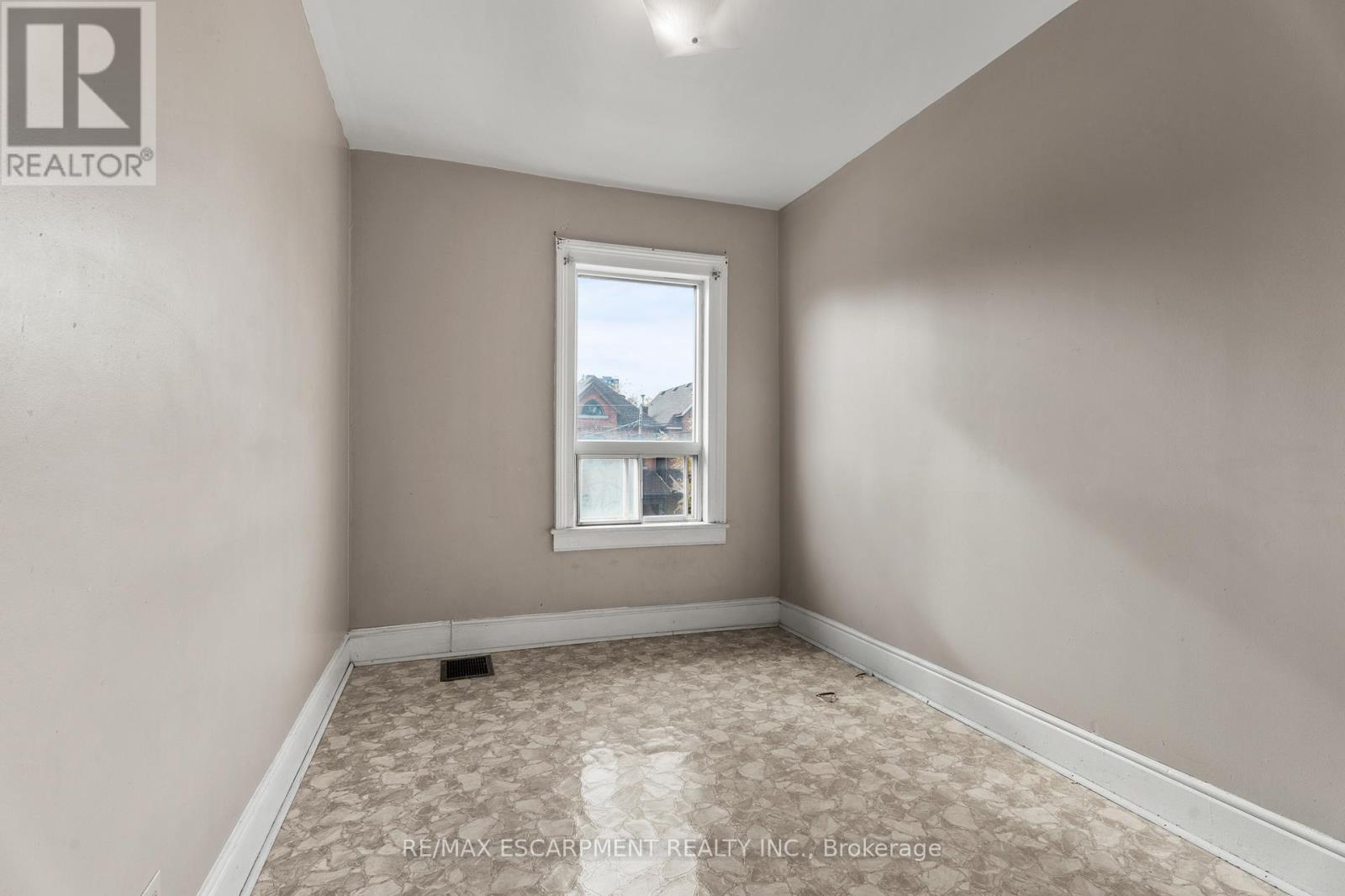 241 Robert Street, Hamilton, Ontario L8L 2R3 - Photo 22 - X12498698