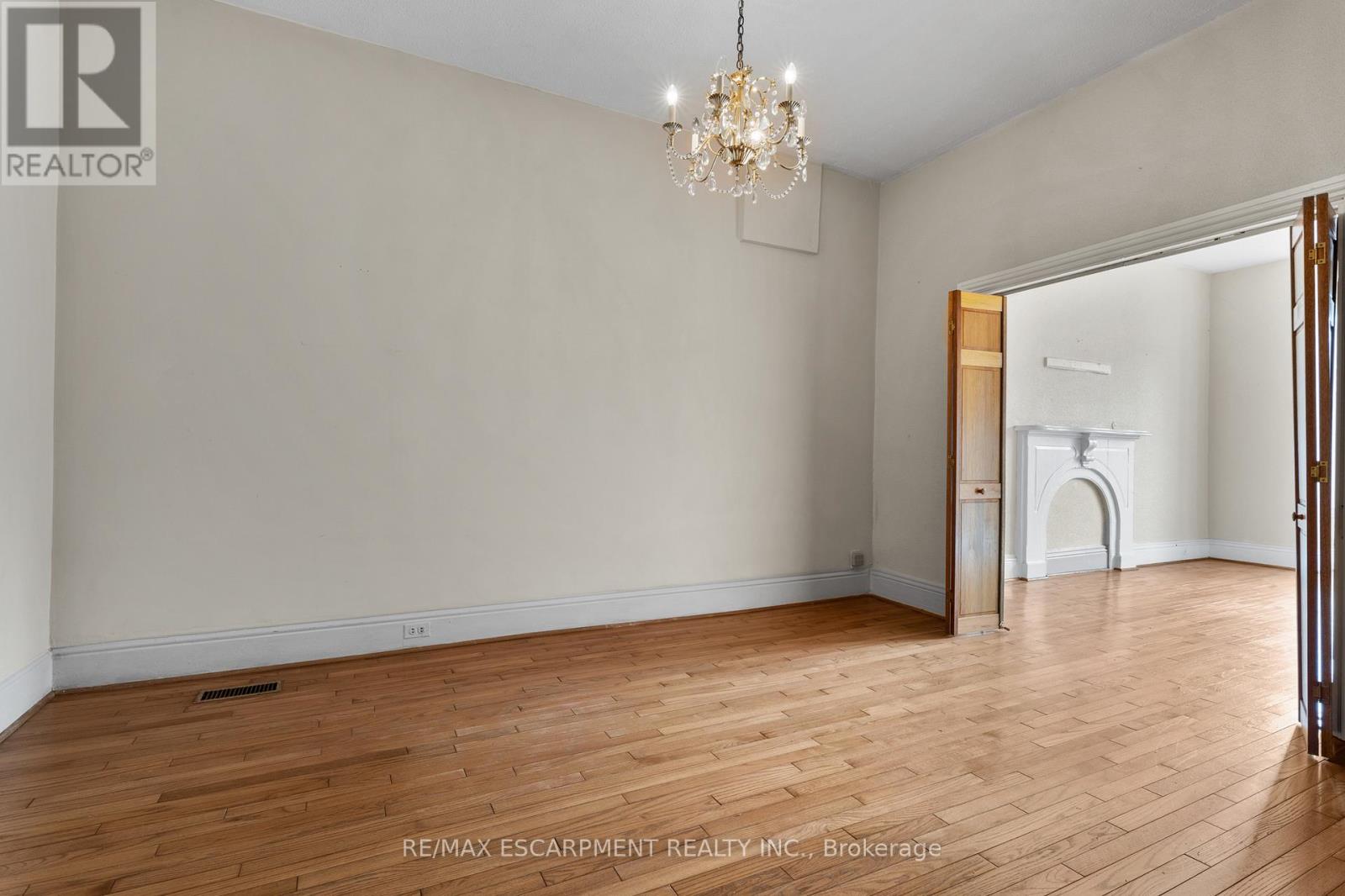 241 Robert Street, Hamilton, Ontario L8L 2R3 - Photo 9 - X12498698