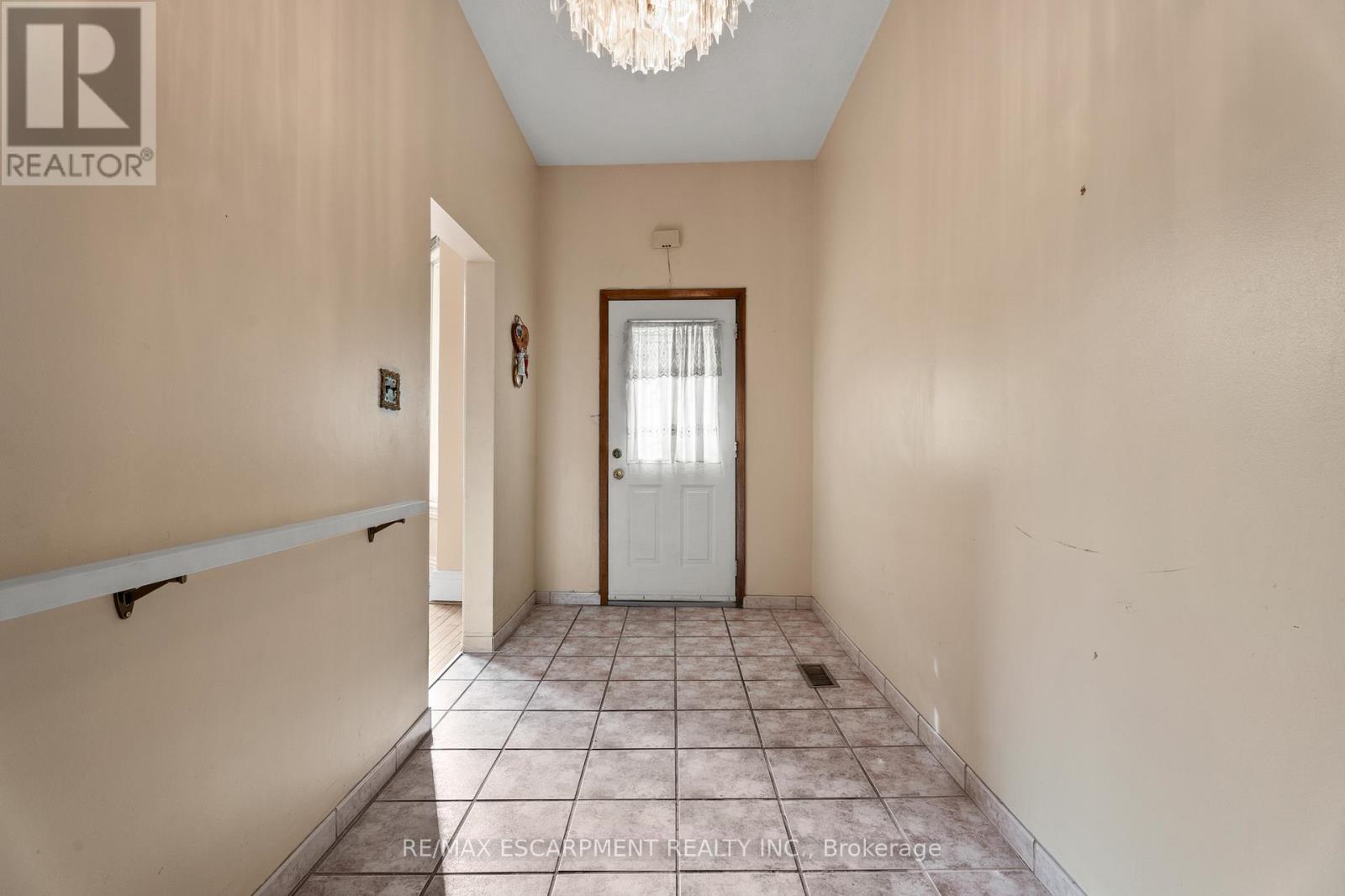 241 Robert Street, Hamilton, Ontario L8L 2R3 - Photo 4 - X12498698