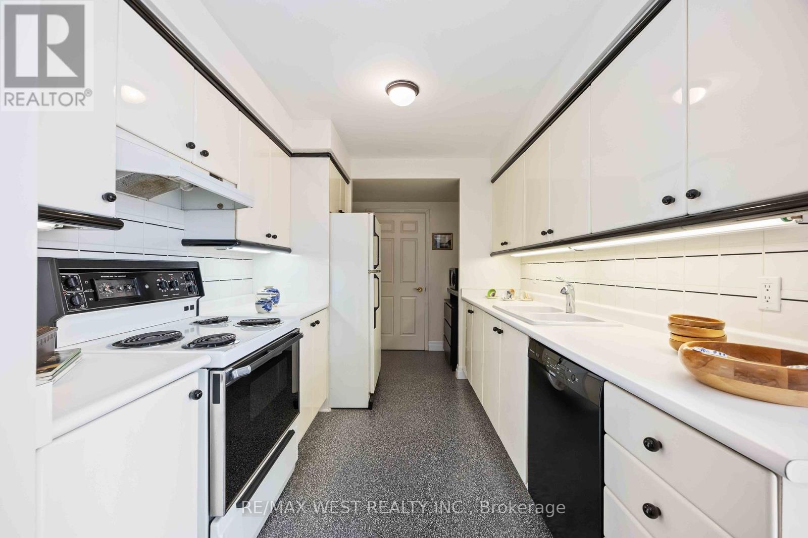 1608 - 2285 Lake Shore Boulevard W, Toronto, Ontario  M8V 3X9 - Photo 12 - W12526656