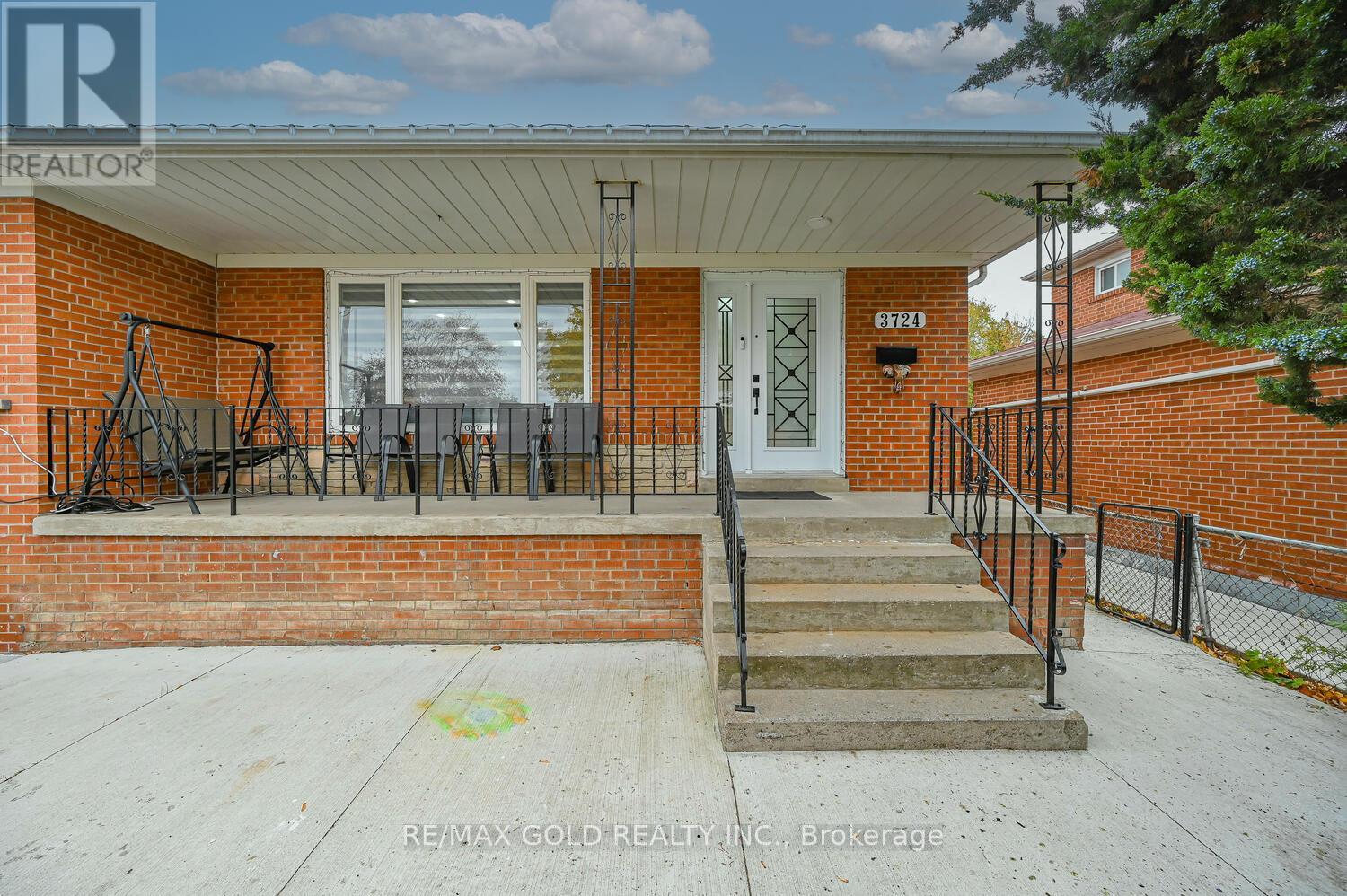 3724 Darla Drive, Mississauga, Ontario  L4T 2C9 - Photo 3 - W12526664