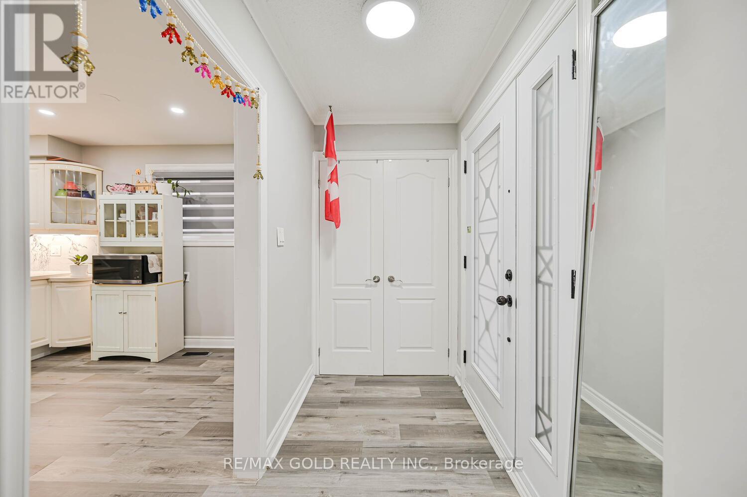 3724 Darla Drive, Mississauga, Ontario  L4T 2C9 - Photo 6 - W12526664