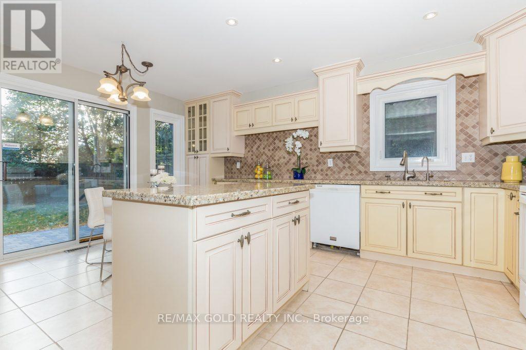 5646 Bell Harbour Drive, Mississauga, Ontario  L5M 5J3 - Photo 18 - W12526684