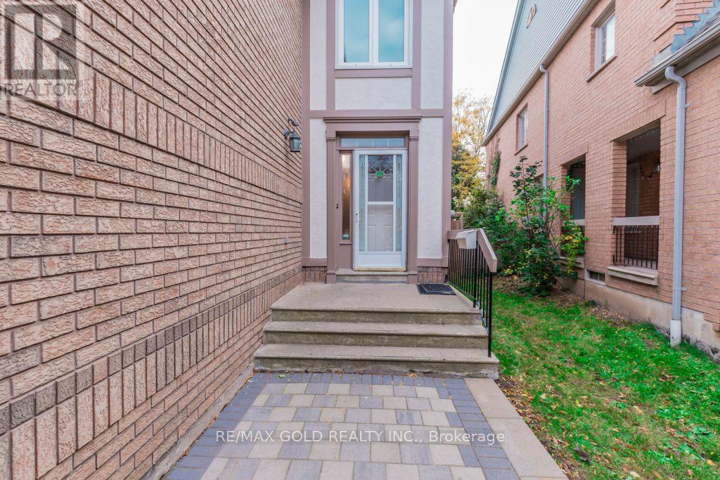 5646 Bell Harbour Drive, Mississauga, Ontario  L5M 5J3 - Photo 2 - W12526684