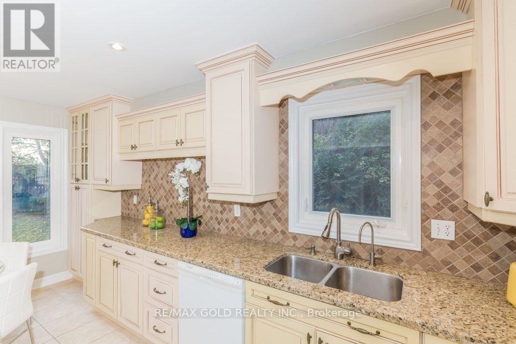 5646 Bell Harbour Drive, Mississauga, Ontario  L5M 5J3 - Photo 21 - W12526684