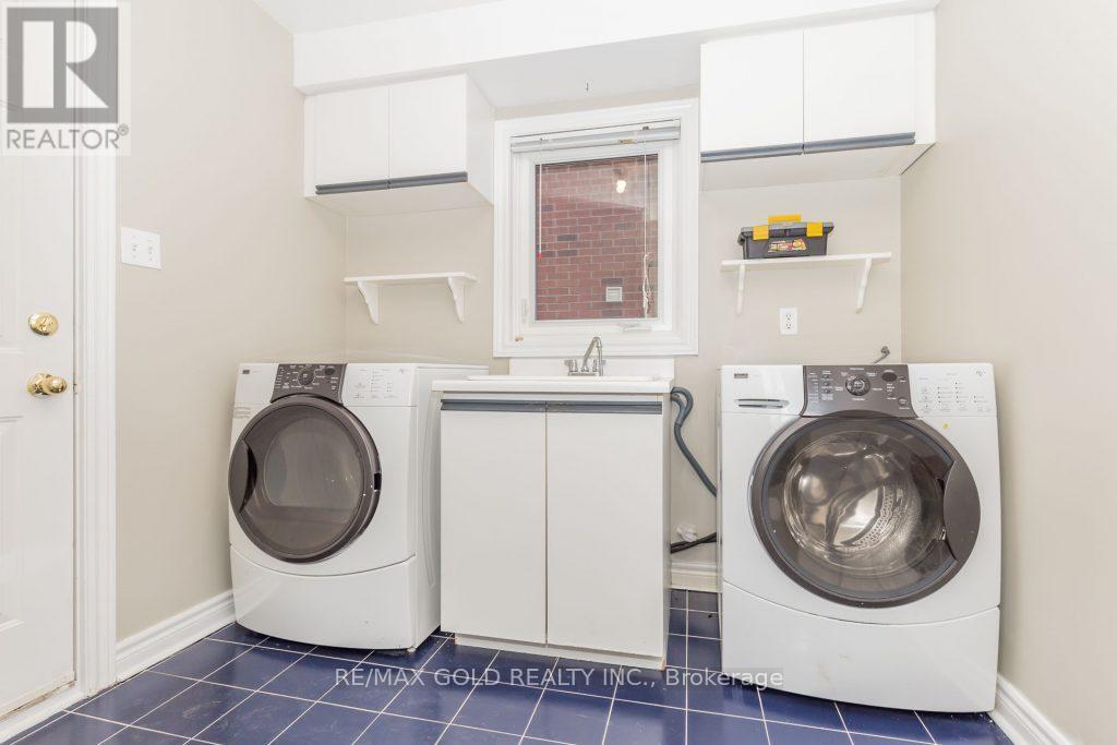 5646 Bell Harbour Drive, Mississauga, Ontario  L5M 5J3 - Photo 24 - W12526684