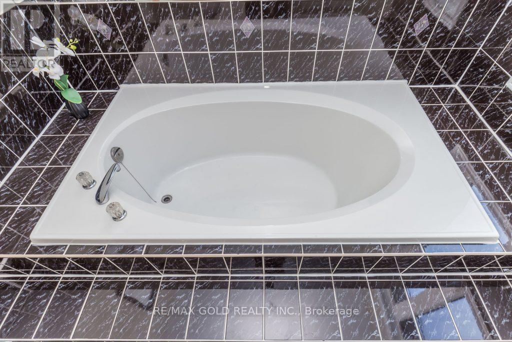 5646 Bell Harbour Drive, Mississauga, Ontario  L5M 5J3 - Photo 42 - W12526684