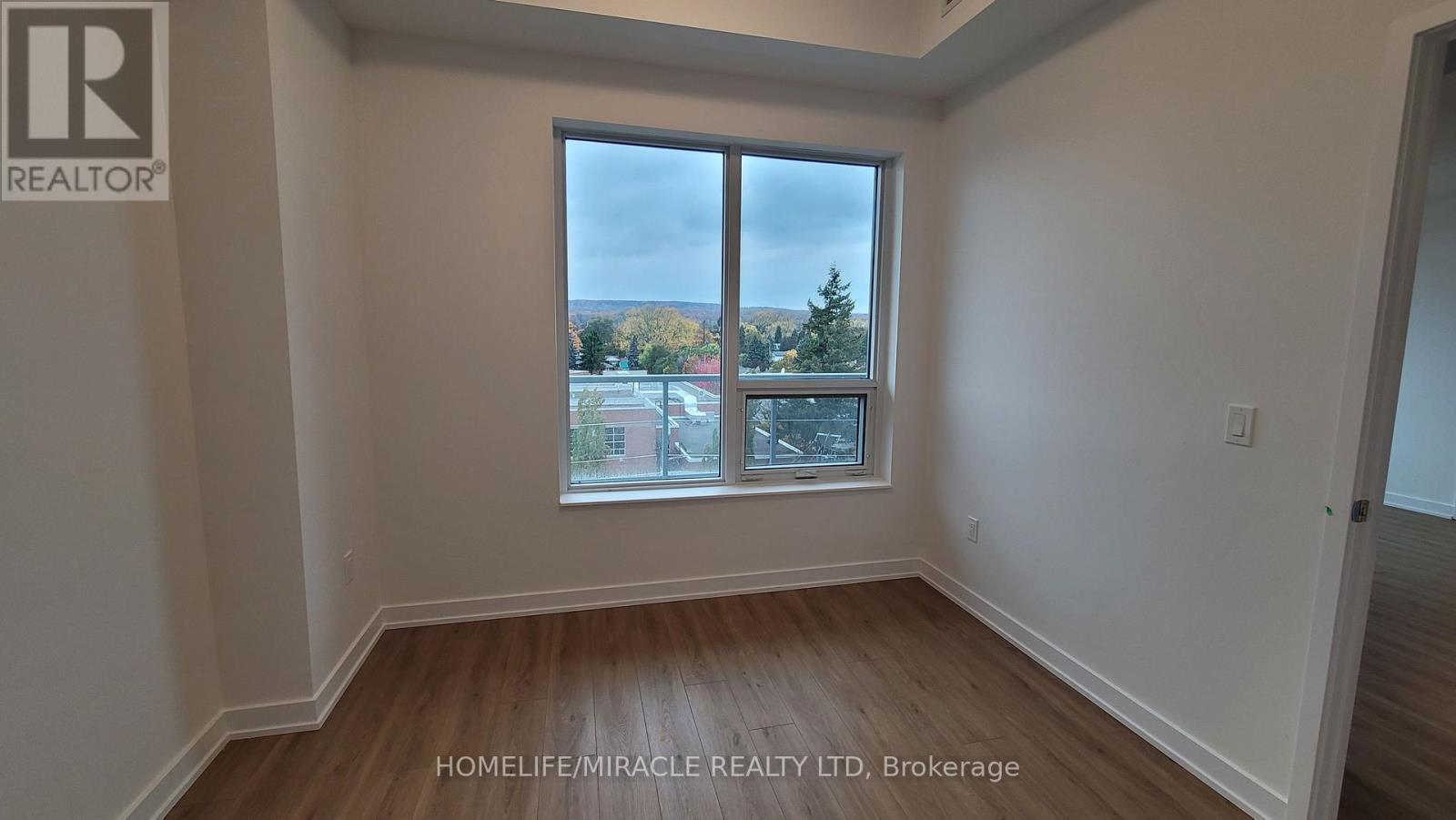 608 - 500 Plains Road E, Burlington, Ontario L7T 2E1 - Photo 5 - W12526704