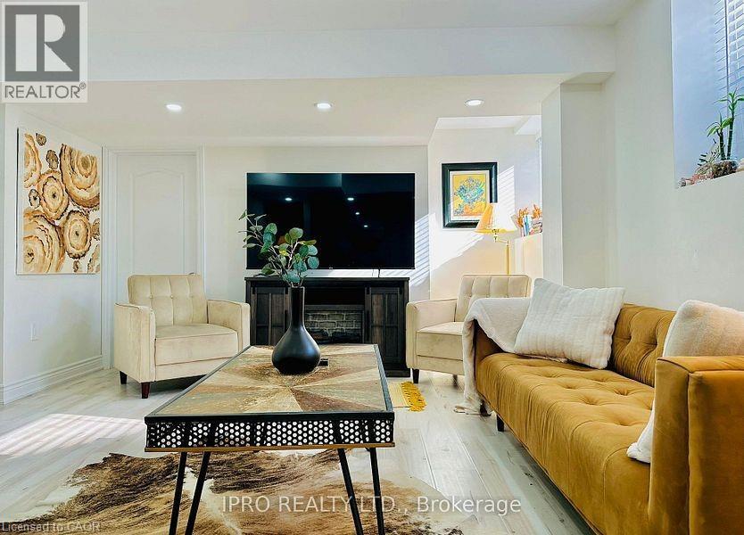 1235 Mceachern Court, Halton, Ontario  L9E 1E4 - Photo 2 - 40786894