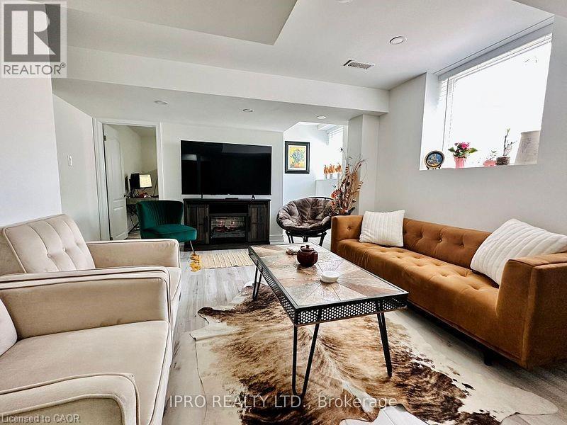 1235 Mceachern Court, Halton, Ontario  L9E 1E4 - Photo 4 - 40786894