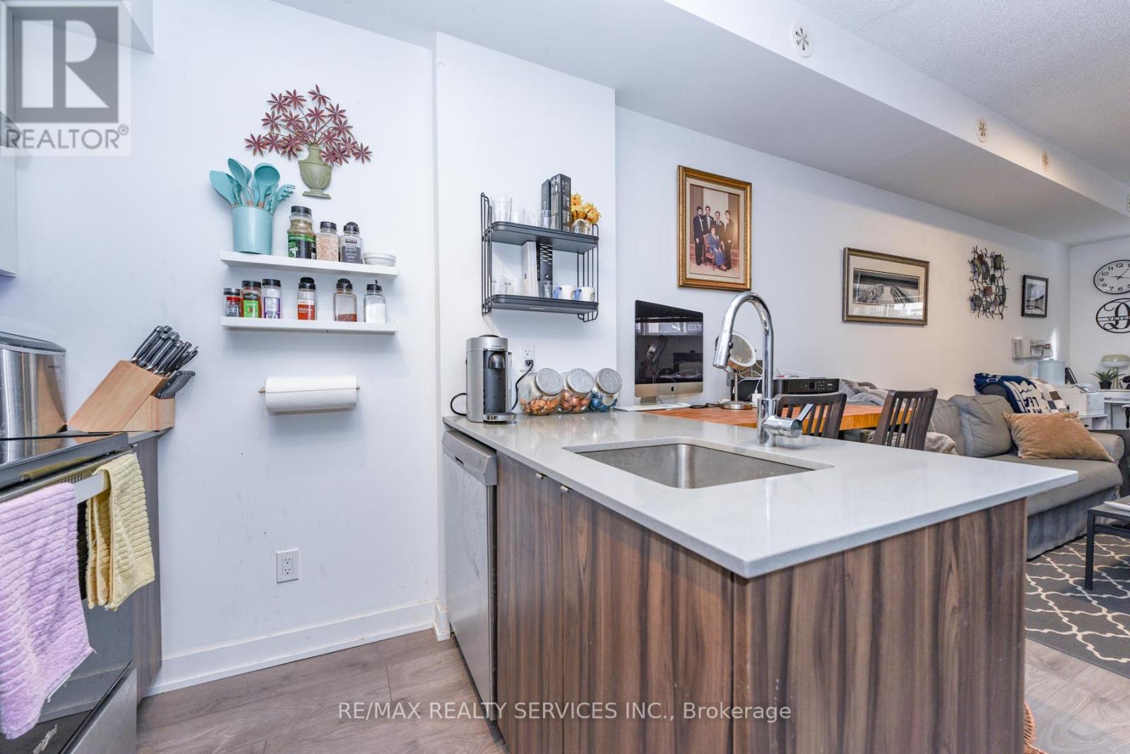 #209 - 1137 Cooke Boulevard, Burlington, Ontario  L7T 4A8 - Photo 9 - W12524200