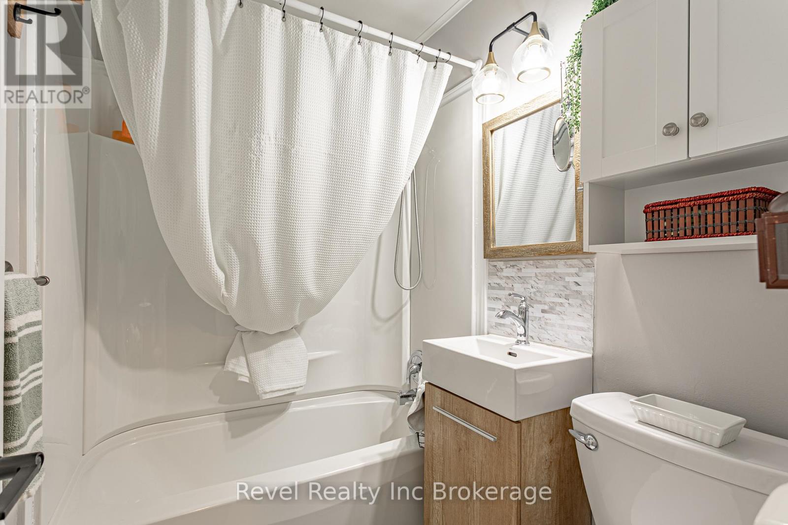 72 Bayswater Street, Woodstock, Ontario N4S 5K3 - Photo 14 - X12520390