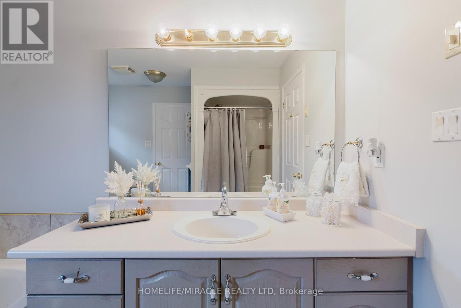 84 Hillgarden Drive, Hamilton, Ontario  L8J 3S7 - Photo 24 - X12526810