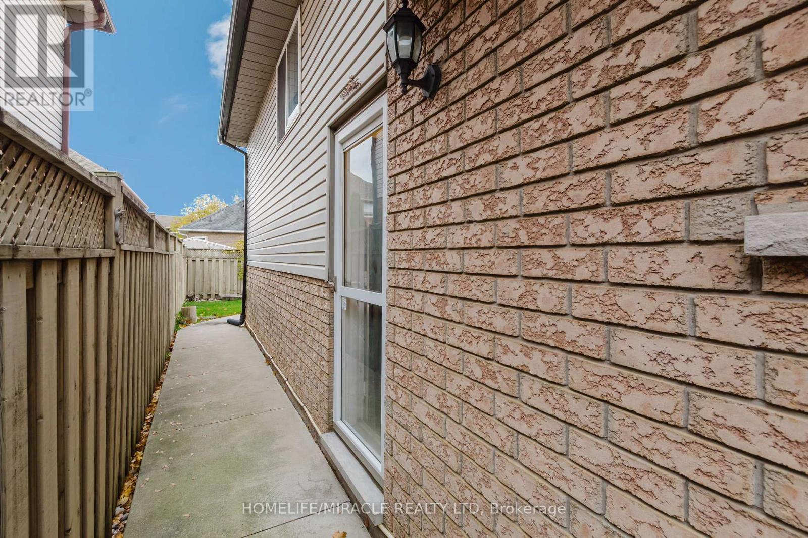 84 Hillgarden Drive, Hamilton, Ontario  L8J 3S7 - Photo 4 - X12526810