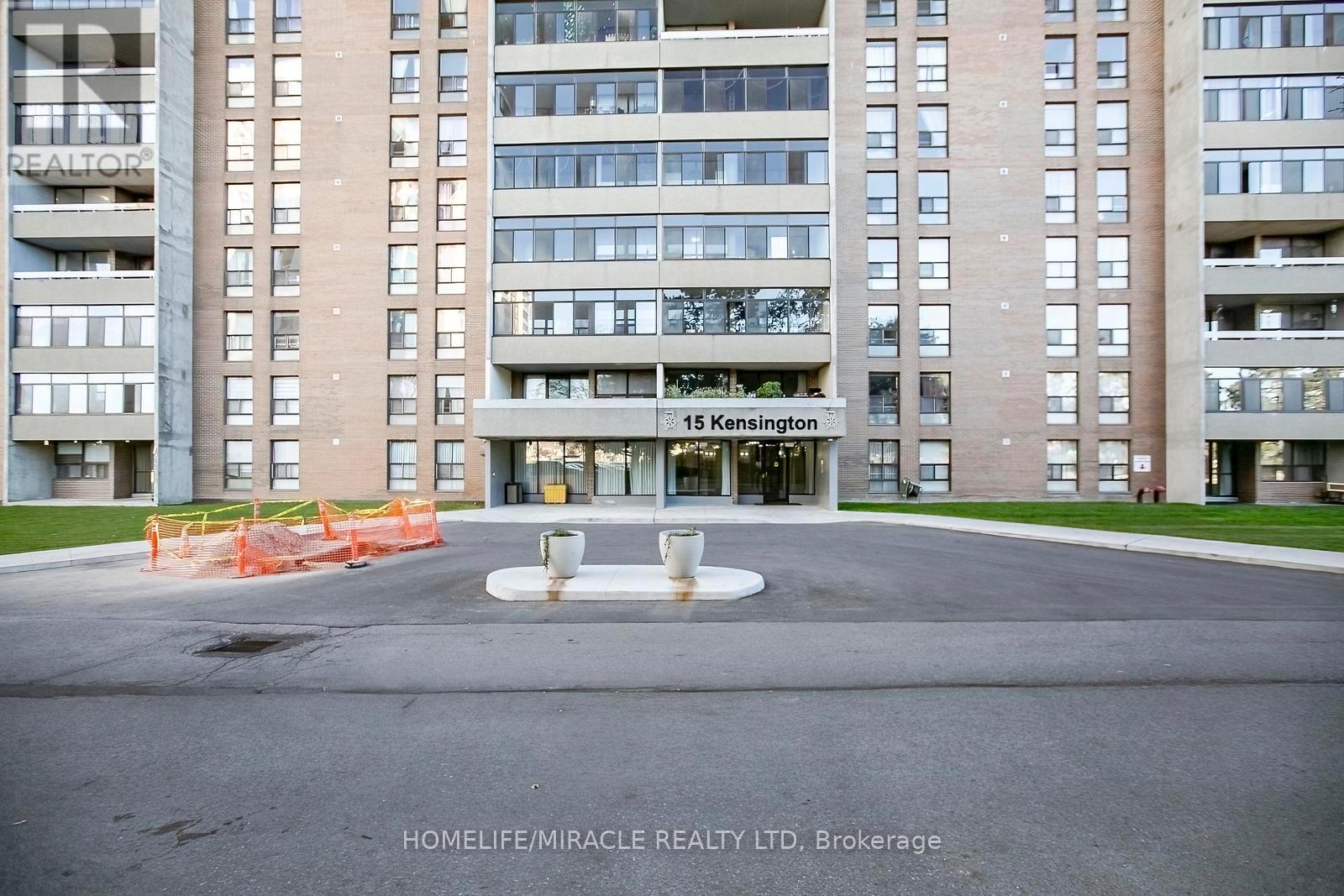 1610 - 15 Kensington Road, Brampton, Ontario L6T 3W2 - Photo 2 - W12526824