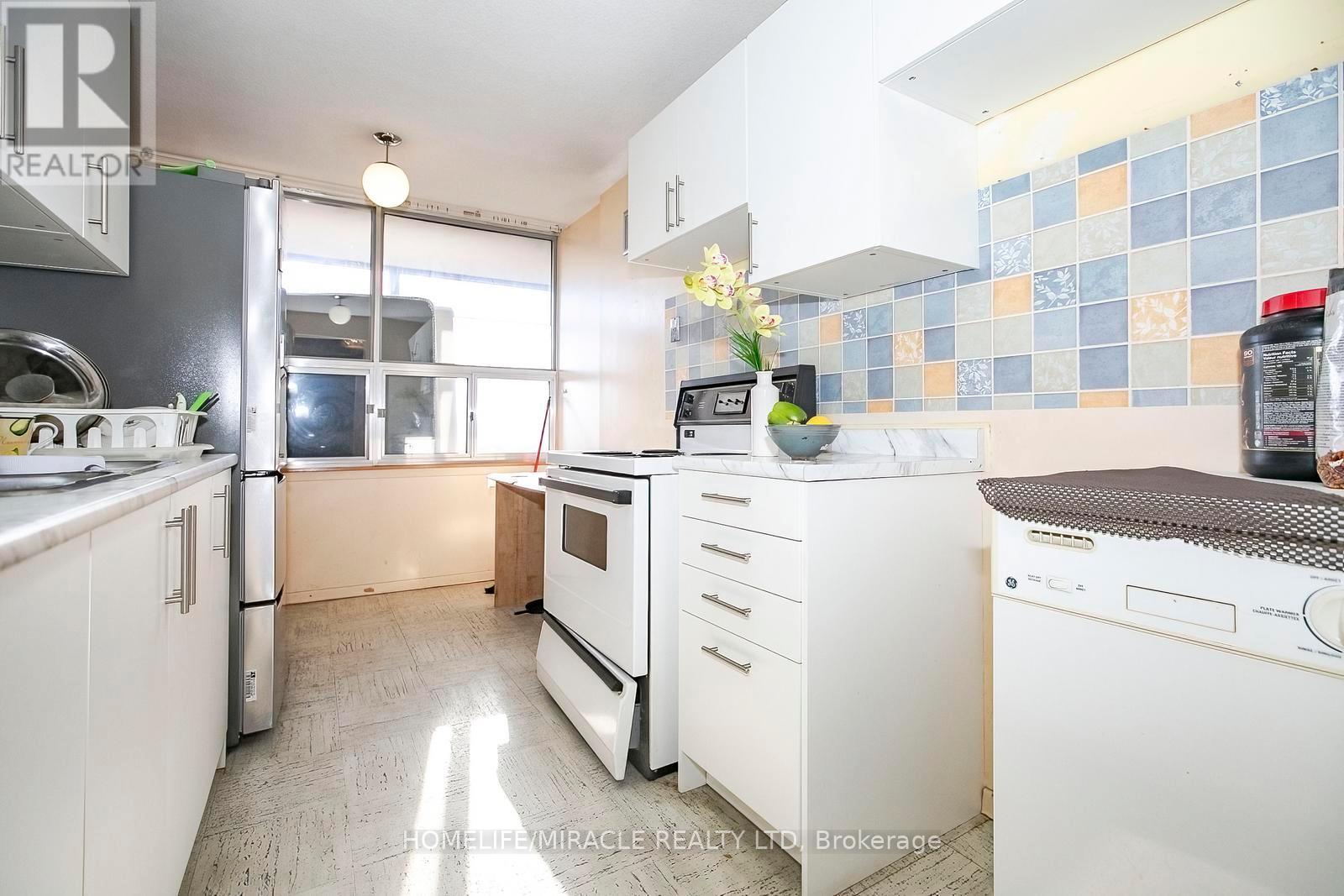 1610 - 15 Kensington Road, Brampton, Ontario L6T 3W2 - Photo 25 - W12526824