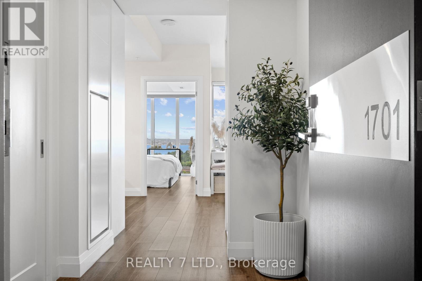 1701 - 500 Brock Avenue N, Burlington, Ontario L7S 0A5 - Photo 2 - W12526876