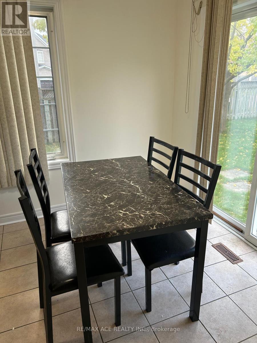 104 Long Point Drive, Richmond Hill, Ontario  L4E 3Z7 - Photo 6 - N12463567