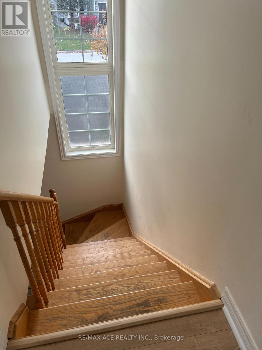 104 Long Point Drive, Richmond Hill, Ontario  L4E 3Z7 - Photo 8 - N12463567