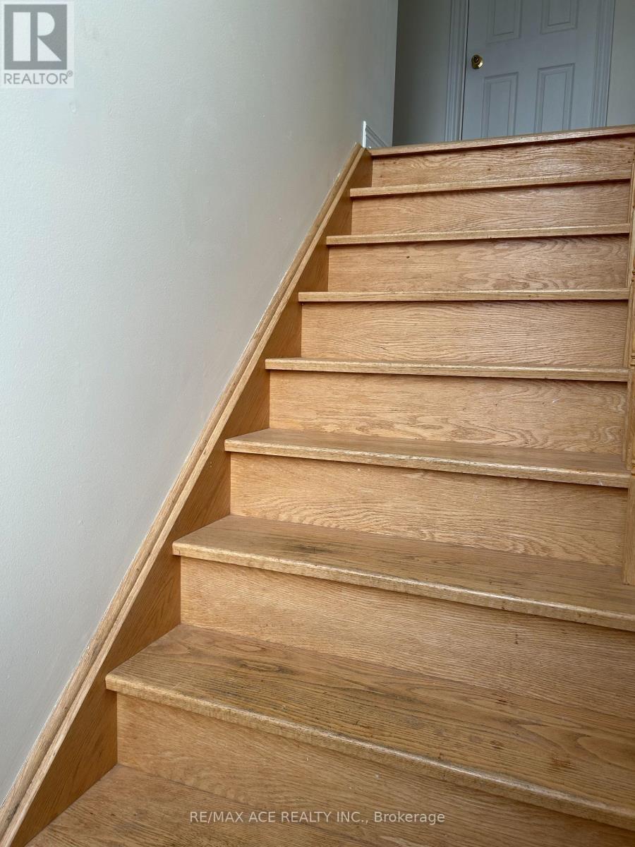 104 Long Point Drive, Richmond Hill, Ontario  L4E 3Z7 - Photo 9 - N12463567