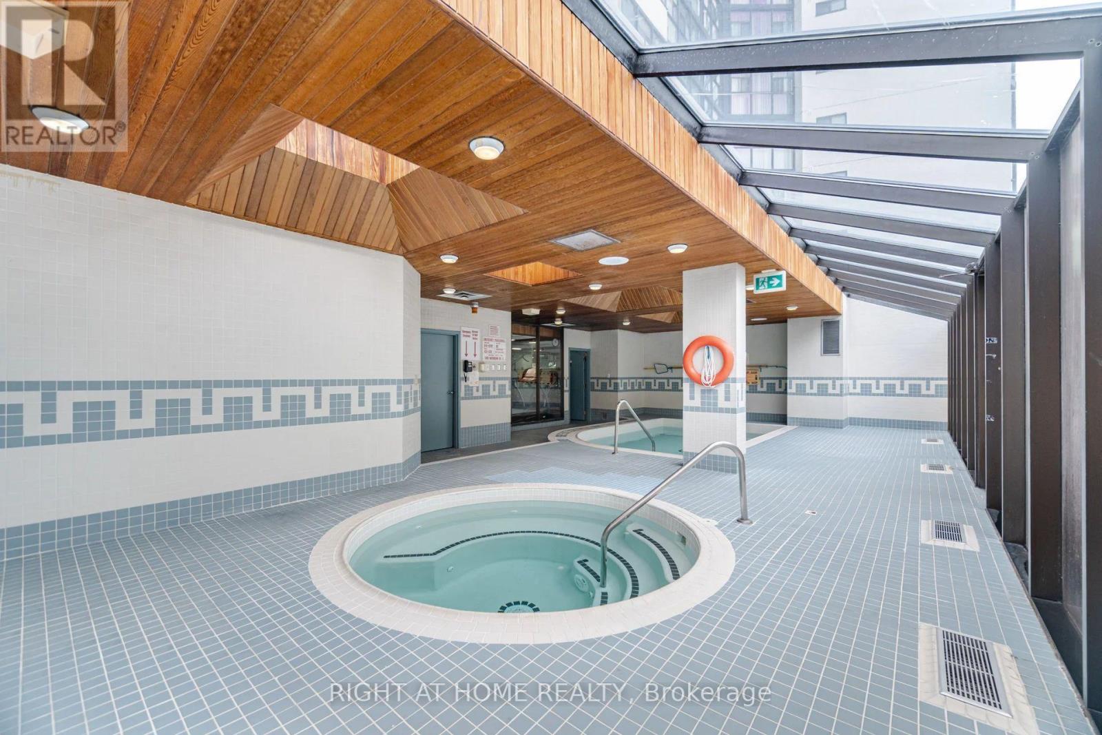 208 - 1360 Rathburn Road E, Mississauga, Ontario L4W 4H4 - Photo 38 - W12519392