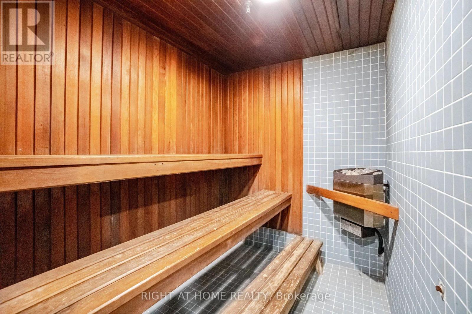 208 - 1360 Rathburn Road E, Mississauga, Ontario L4W 4H4 - Photo 4 - W12519392