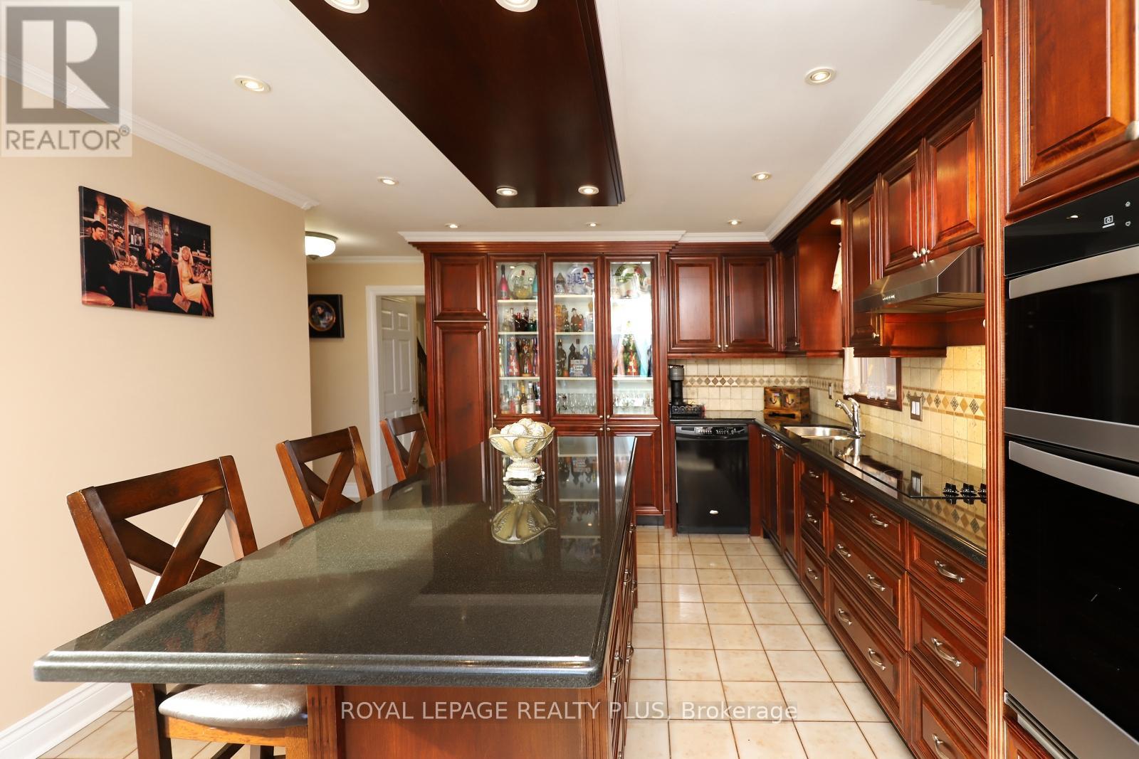 1086 Hedge Drive, Mississauga, Ontario L4Y 1G2 - Photo 10 - W12526900