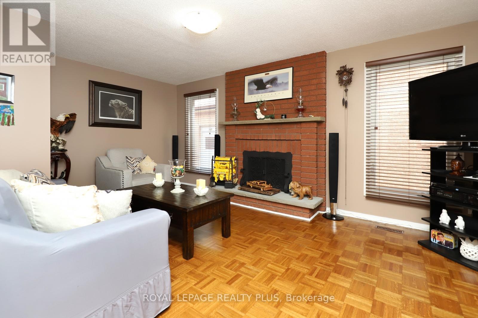 1086 Hedge Drive, Mississauga, Ontario L4Y 1G2 - Photo 17 - W12526900