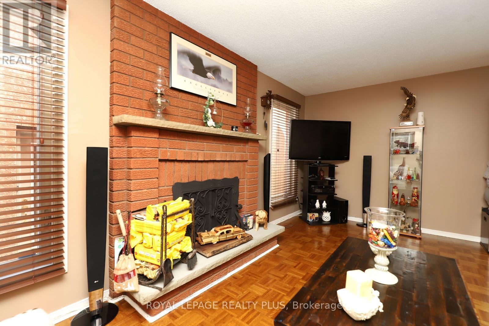 1086 Hedge Drive, Mississauga, Ontario L4Y 1G2 - Photo 18 - W12526900