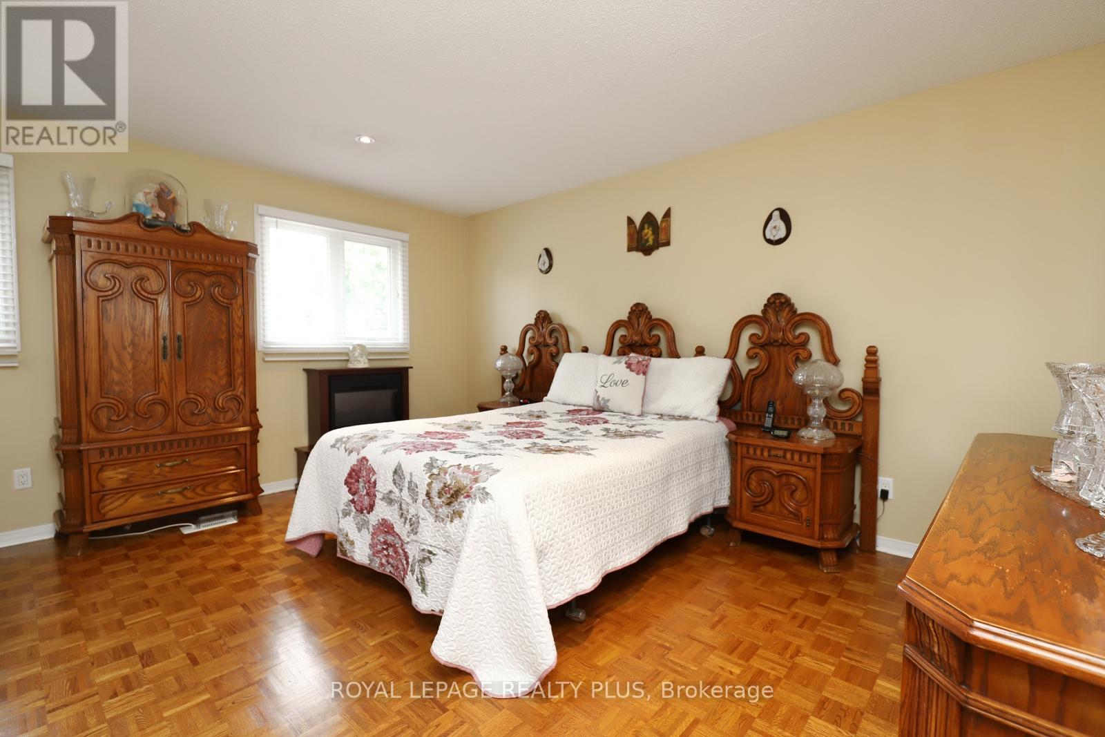 1086 Hedge Drive, Mississauga, Ontario L4Y 1G2 - Photo 19 - W12526900