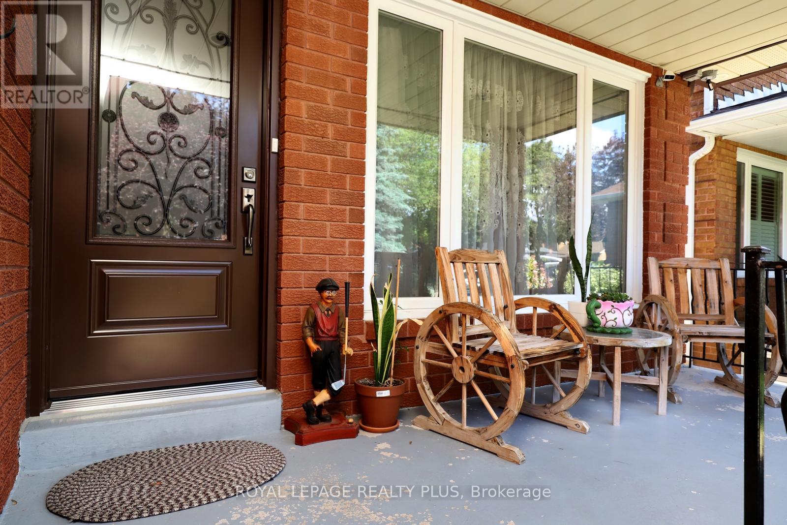 1086 Hedge Drive, Mississauga, Ontario L4Y 1G2 - Photo 3 - W12526900