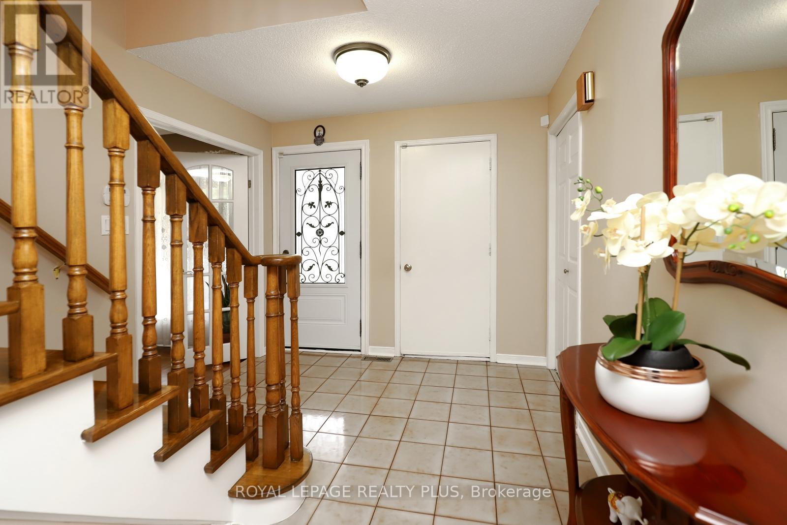 1086 Hedge Drive, Mississauga, Ontario L4Y 1G2 - Photo 5 - W12526900