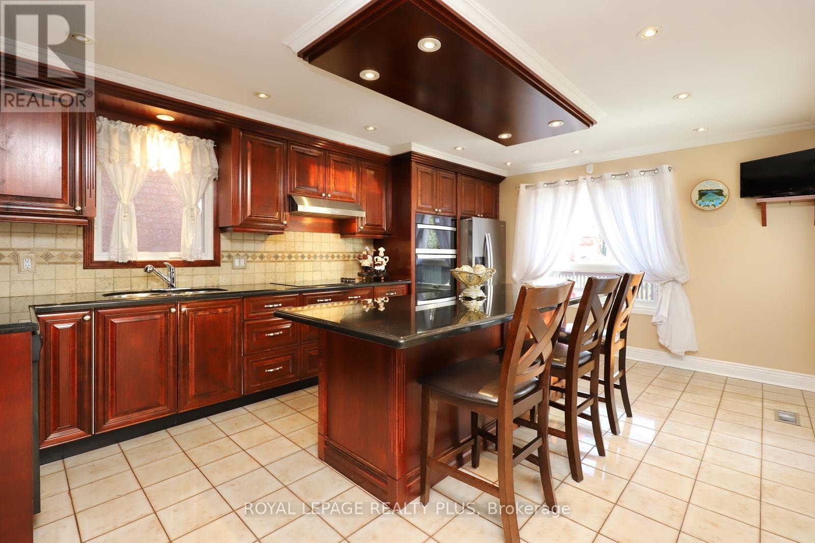 1086 Hedge Drive, Mississauga, Ontario L4Y 1G2 - Photo 6 - W12526900