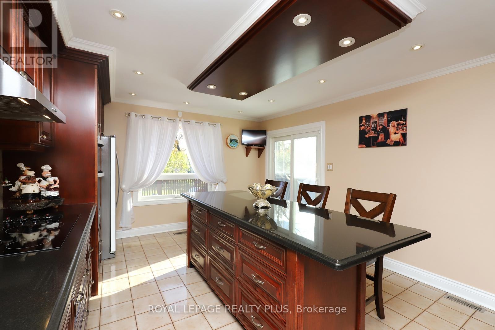 1086 Hedge Drive, Mississauga, Ontario L4Y 1G2 - Photo 7 - W12526900